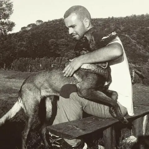 Adiestrador de K9 Marbella con un pastor alemán