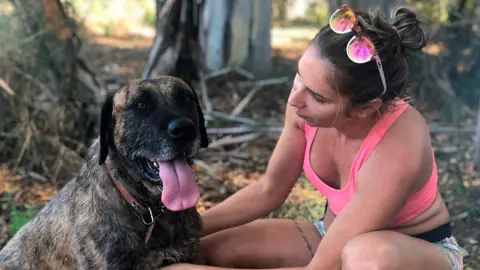 Propietaria y su perro durante una sesión a domicilio